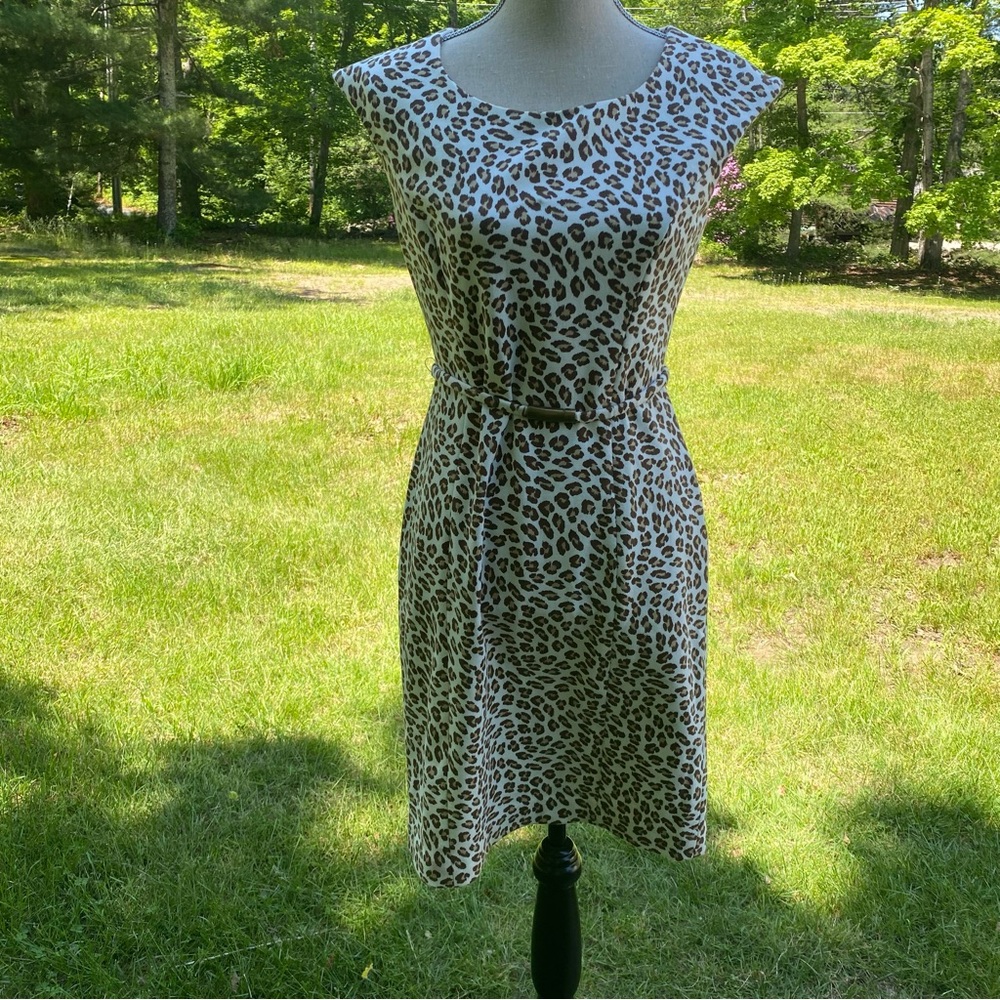 DONCASTER DRESS SHEATH WHITE BROWN ANIMAL PRINT BELTED EXTENDED SHOULDER SIZE 2
